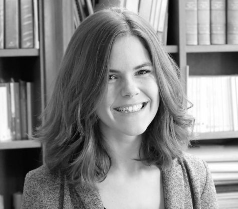 Photo en noir et blanc de l’avocat Caroline Baré