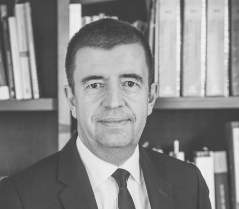 Photo en noir et blanc de l’avocat Marc Vanderweckene
