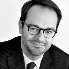 Photo en noir et blanc de l’avocat Charles-Henri d’Udekem d’Acoz (Droit de l’urbanisme (Wallonie et Bruxelles) et Droit rural (bail à ferme)